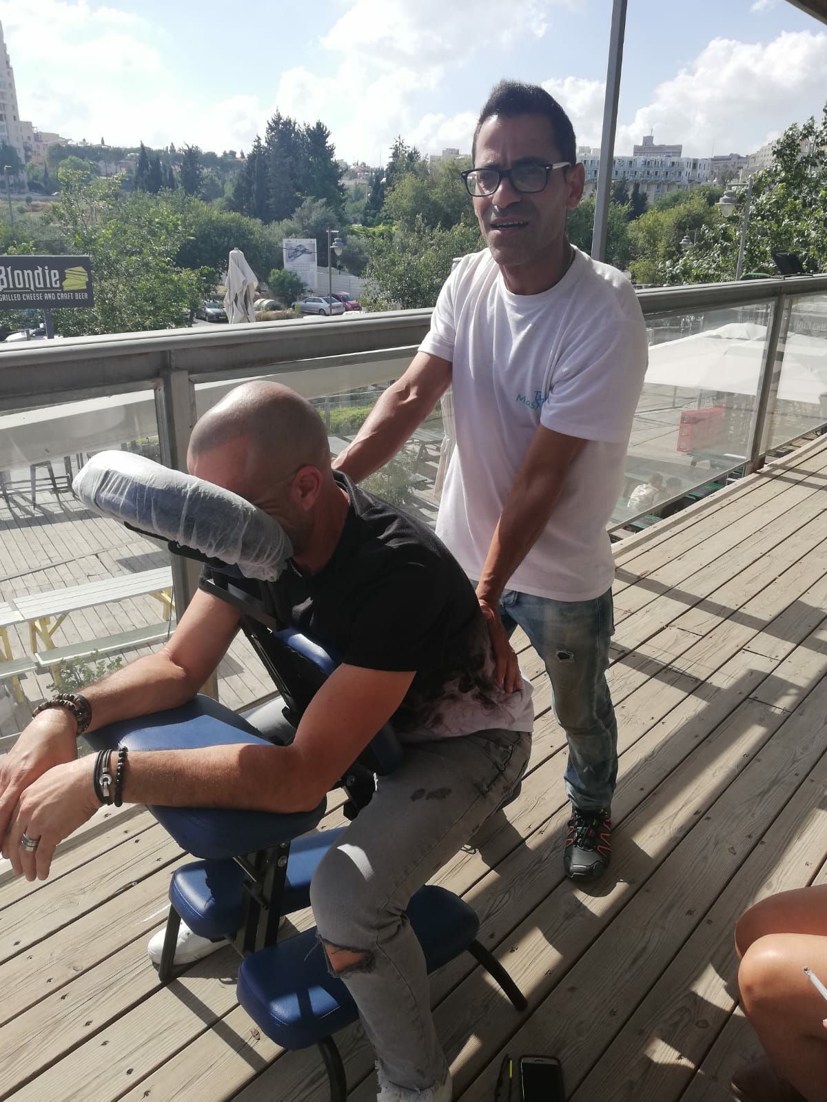עיסוי כיסא מול נוף ירושלים